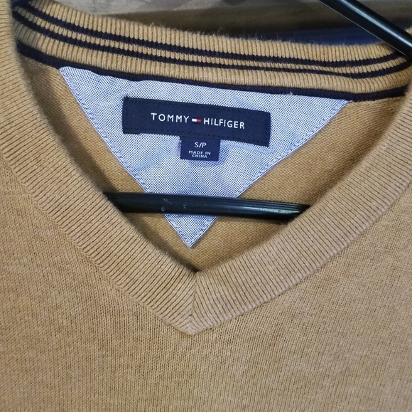 *SOLD* Tommy Hilfiger men's small v neck sweater - Picture 3 of 6